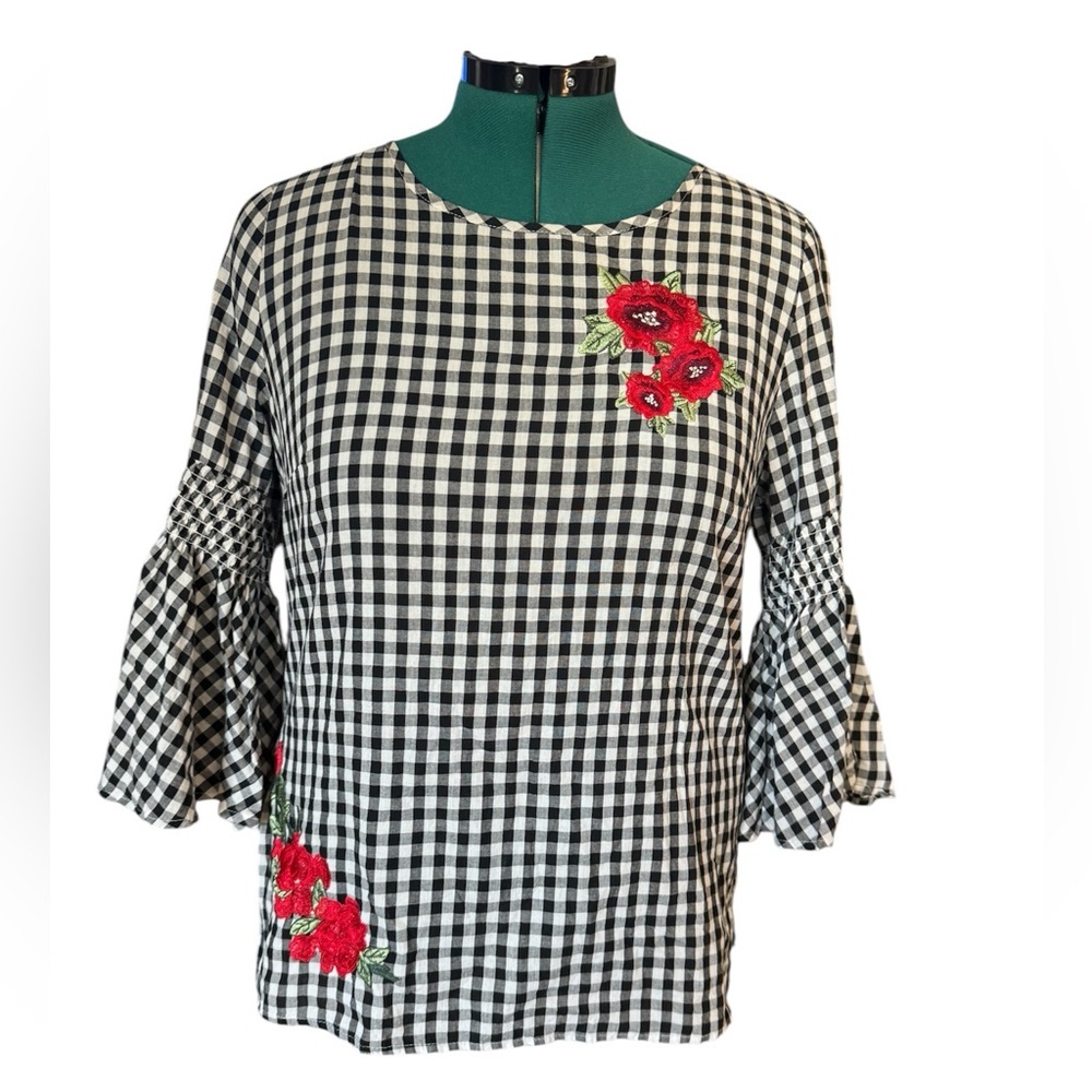 Euc sz L gingham top with embroidered flowers